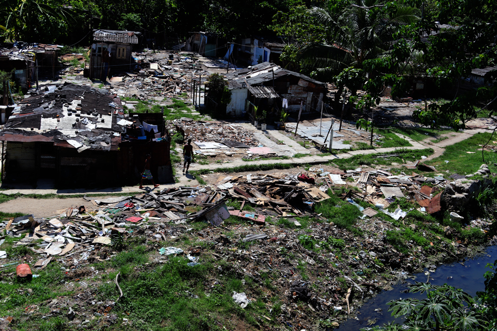 Restos de las casas de quienes se mudaron a la urbanización (Foto: Ismario Rodríguez)
