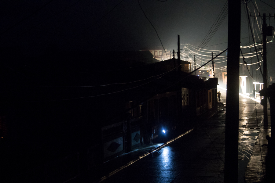 La ciudad de Baracoa, la noche del Diez de Octubre (Foto: Ismario Rodríguez)