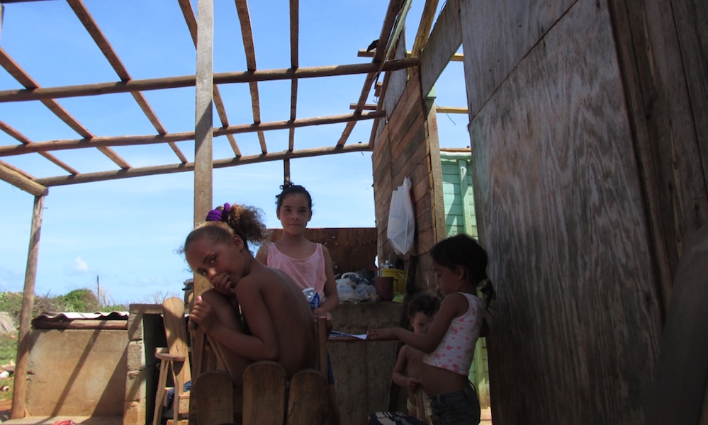 Las hijas de Hilde Castillo juegan en su vivienda sin techo, solas (Foto: Tomás E. Pérez)
