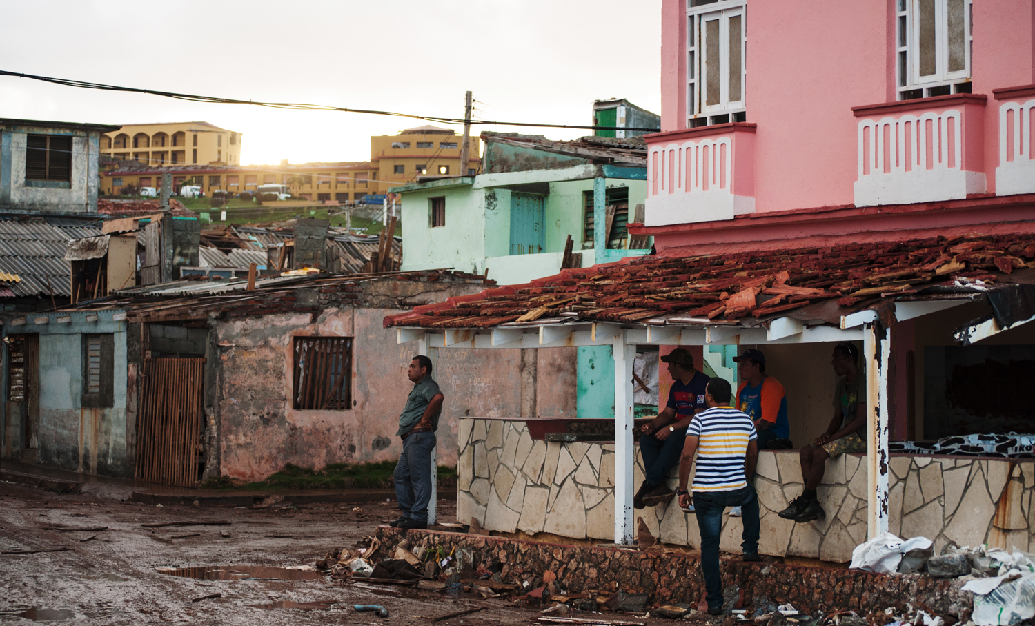 La tranquilidad de las tardes en Baracoa contrasta con el escenario de destrucción de la ciudad (Foto: Julio Batista)