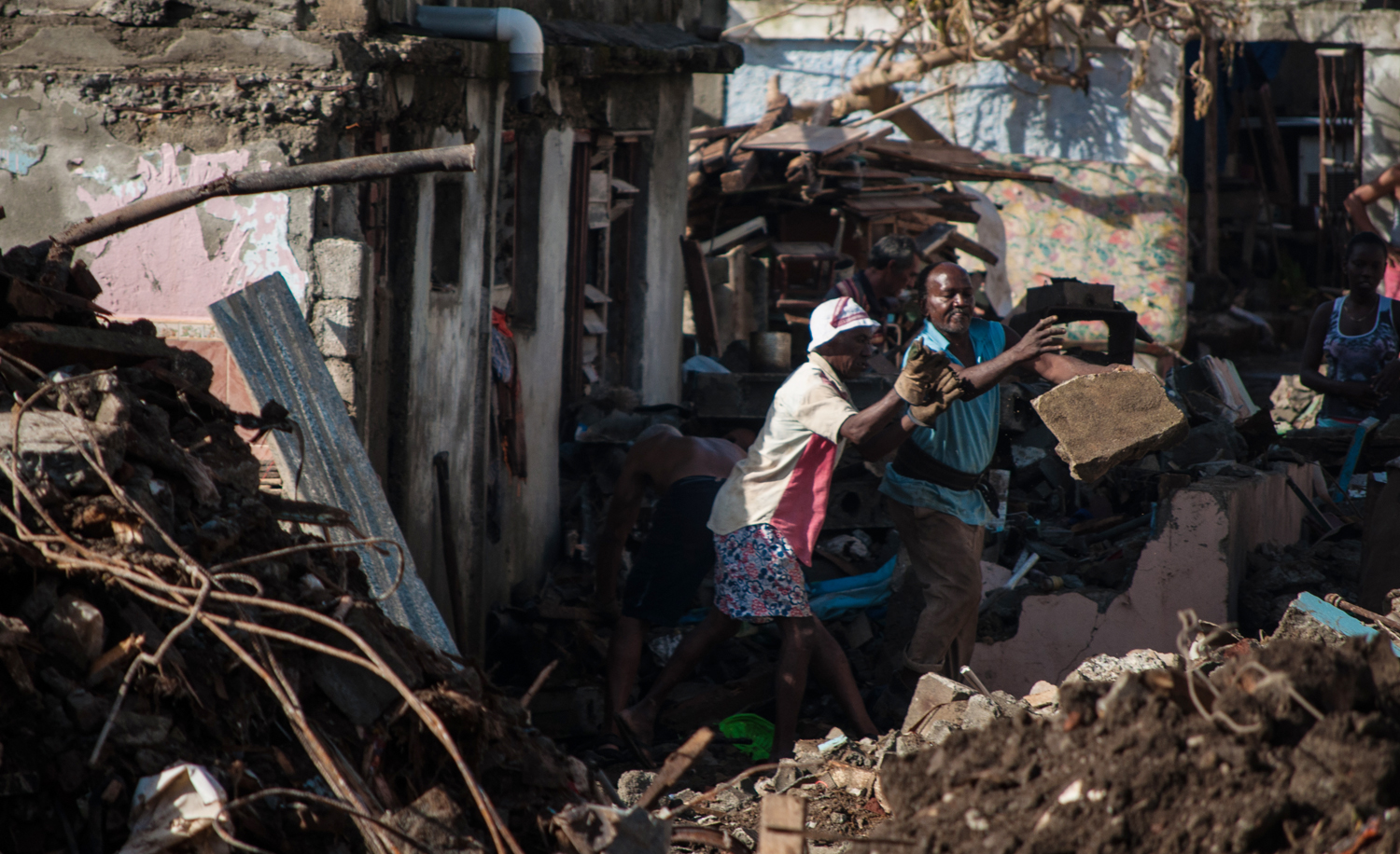 Tras el desastre, los vecinos de Baracoa intentaban reorganizar sus vidas (Foto: Julio Batista)
