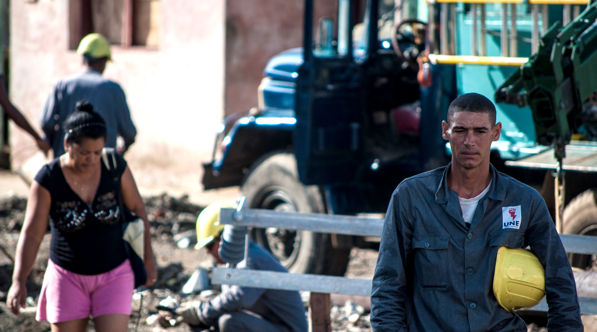 Desde casi todo el país llegaron brigadas de trabajadores eléctricos para trabajar en la recuperación de Baracoa (Foto: Julio Batista)