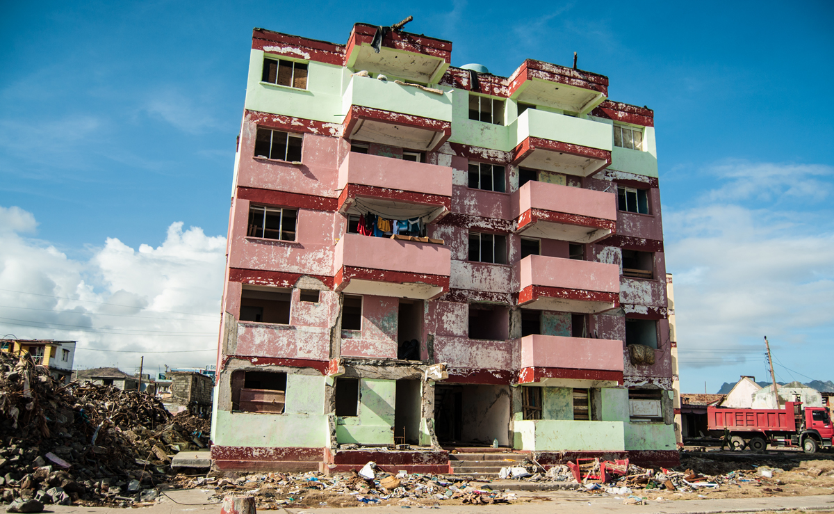 El huracán se ensañó con el último edificio del malecón de Baracoa, allí arrancó los balcones de un bocado (Foto: Julio Batista)