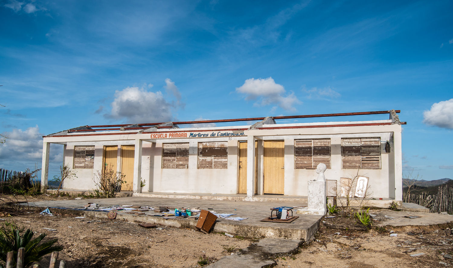 En medio de la Farola, el ciclón desapareció el techo de la escuela primaria Mártires de Cagüeybaje (Foto: Julio Batista)