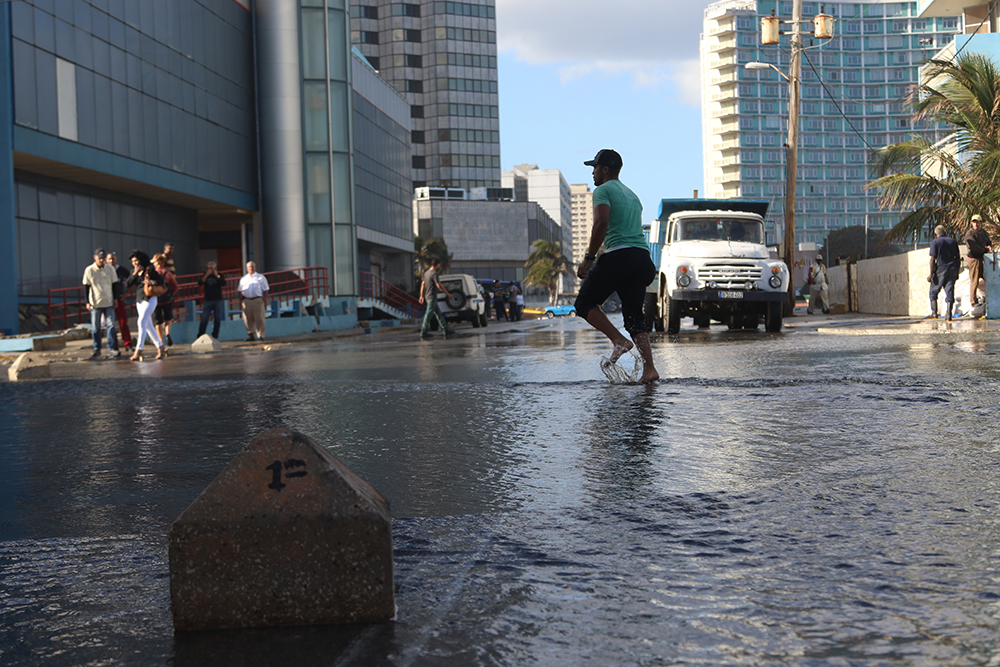Cuando el agua baja la gente vuelve a salir a las calles (Foto: Ismario Rodríguez)