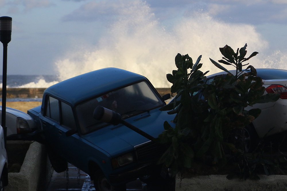  Más autos atrapados cerca del Malecón (Foto: Ismario Rodríguez)