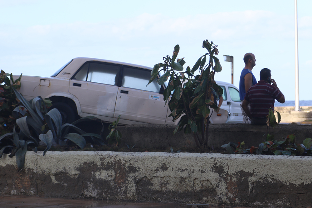 Algunos autos quedaron atrapados bajo las olas del mar que penetraba por el Malecón (Foto: Ismario Rodríguez)