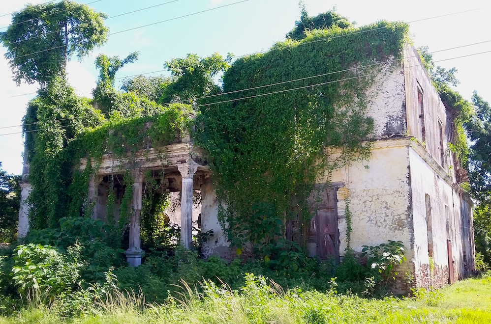 Ruinas de la casa que perteneció al presidente Gerardo Machado, en Carmita (Foto: Lianet Fleites)