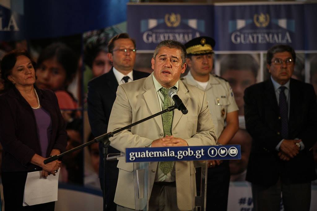 Carlos Rodas, secretario de Bienestar Social, flanqueado por Anabella Morfín, de la PGN, el vocero presidencial, el vocero de la policía y el comisionado presidencial de Derechos Humanos.