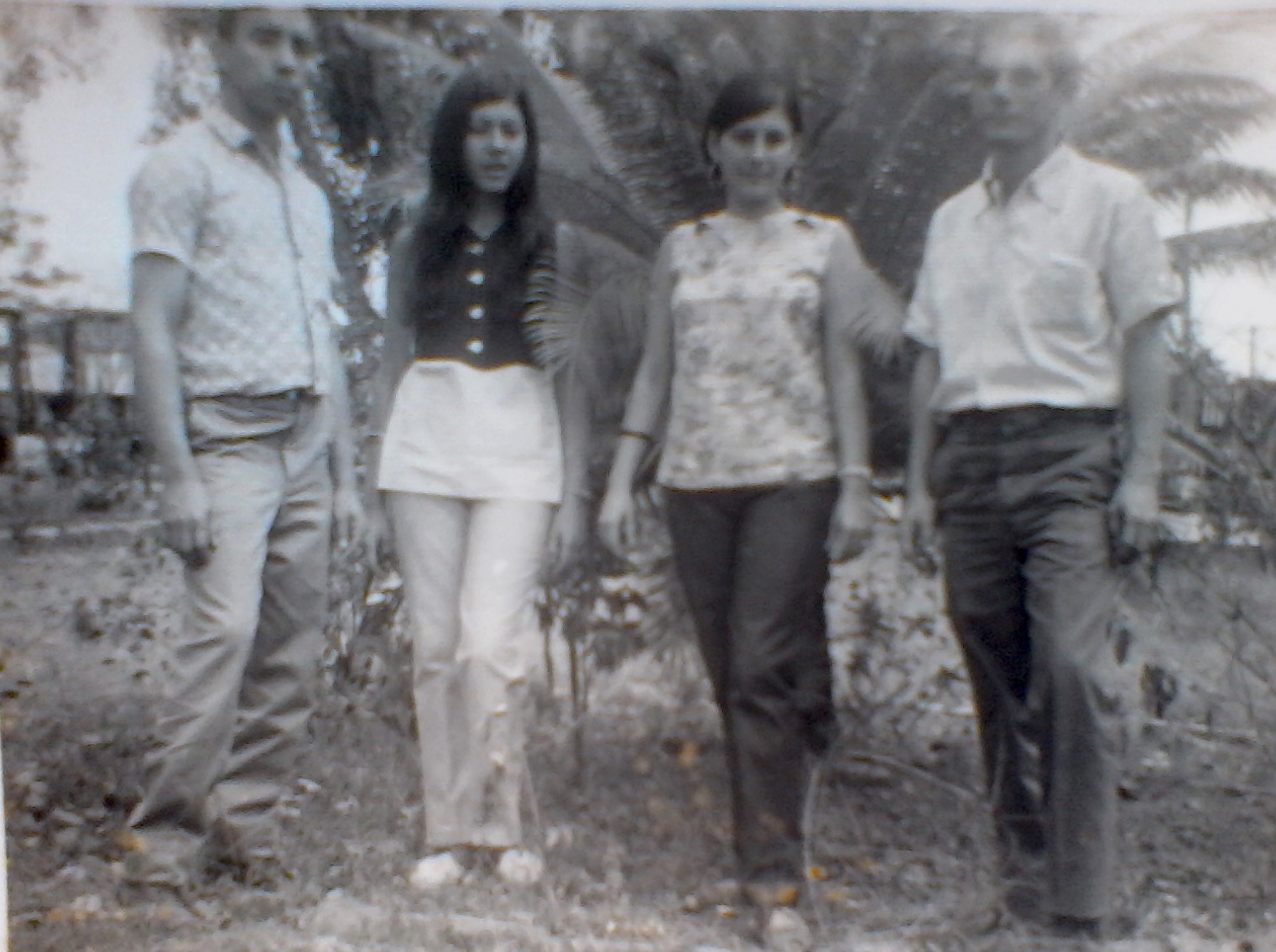 De izquierda a derecha: Rafael Muñoa, Isabel Puente, Iris Puente y Víctor Rodríguez en el jardín del central (foto de 1973). 
