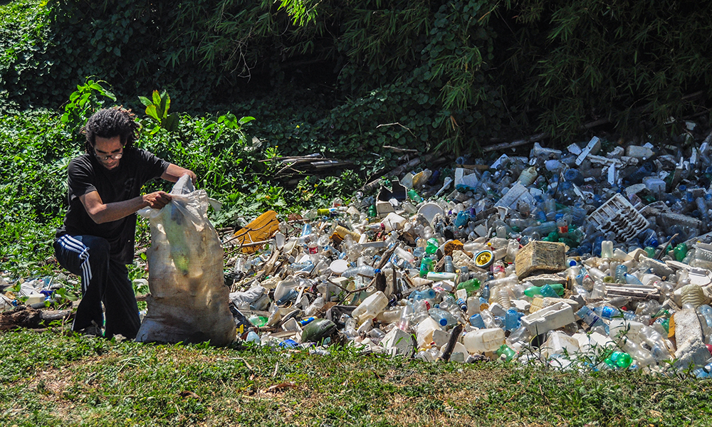 Con la máxima “Un saco, una idea para sanear el río Quibú”, los estudiantes buscan visualizar y solucionar el problema de la basura que, arrastrada por el río, se acumula en un recodo escondido del ISA.
