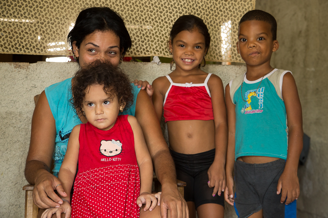 Yaimaris con sus hijos (Foto: Jorge Ricardo)