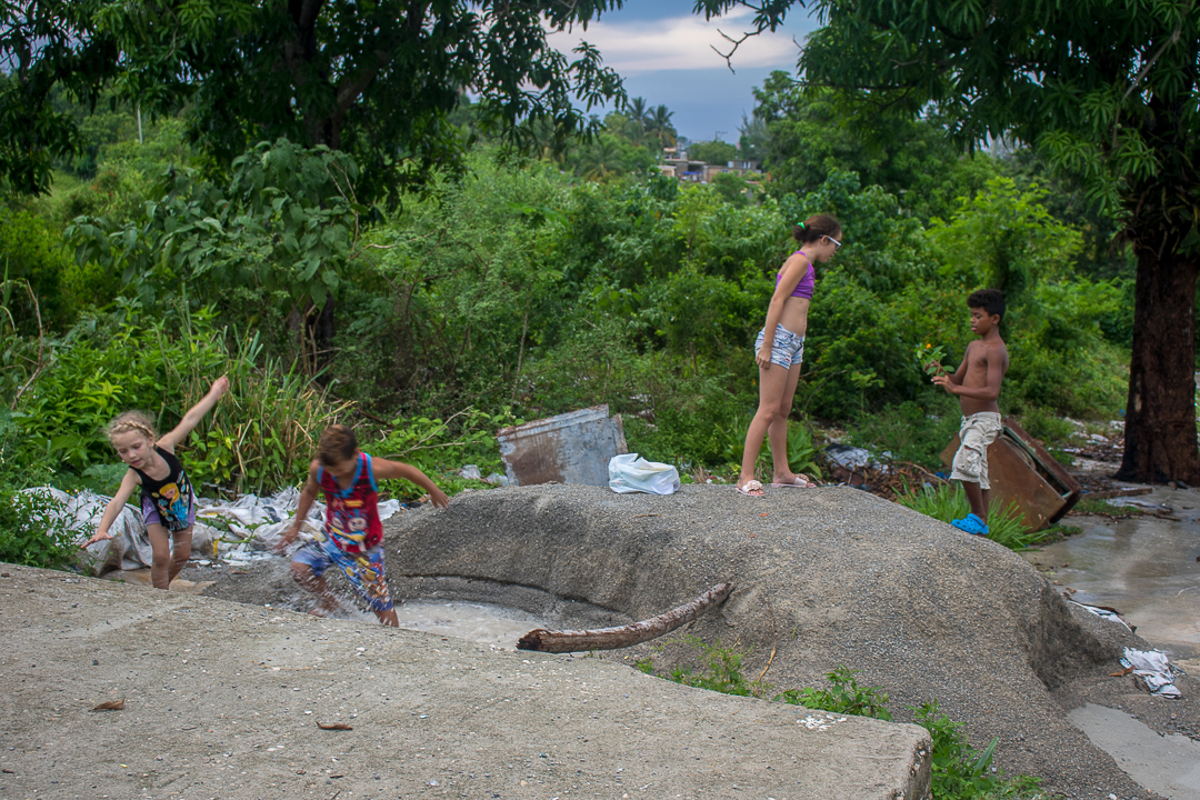 Niños de los alrededores juegan en las ruinas de las viviendas demolidas (Foto: Ismario Rodríguez)