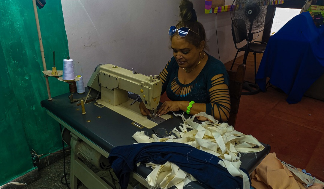 Junto a Caridad Limonta, Zademys Estrada confecciona nasobucos que son donados a adultos mayores, a vecinos y a hermanos de fe (Foto: Sadiel Mederos).