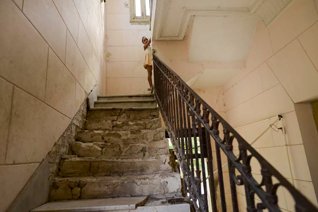 La escalera hacia el tercer piso del albergue está rota (Foto: Abril).