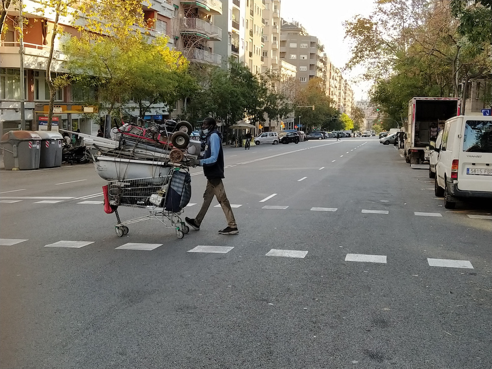 Un ‘chatarrero’ traslada los materiales recuperados en calles de Barcelona. Foto: Javier Sulé.