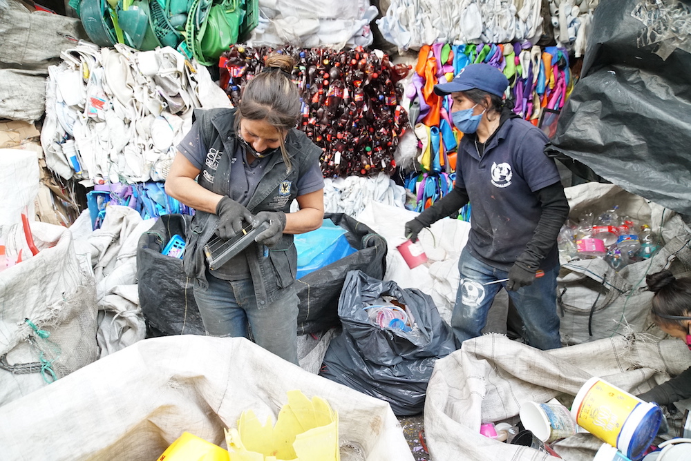 Recolectoras de la Asociación de Recicladores Unidos de Bogotá seleccionan material. Foto: Lionel Poussery.